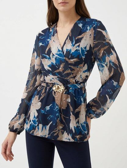 Top Wickelbluse mit abstraktem Blumenmuster und Blumenschmuck. - Marine