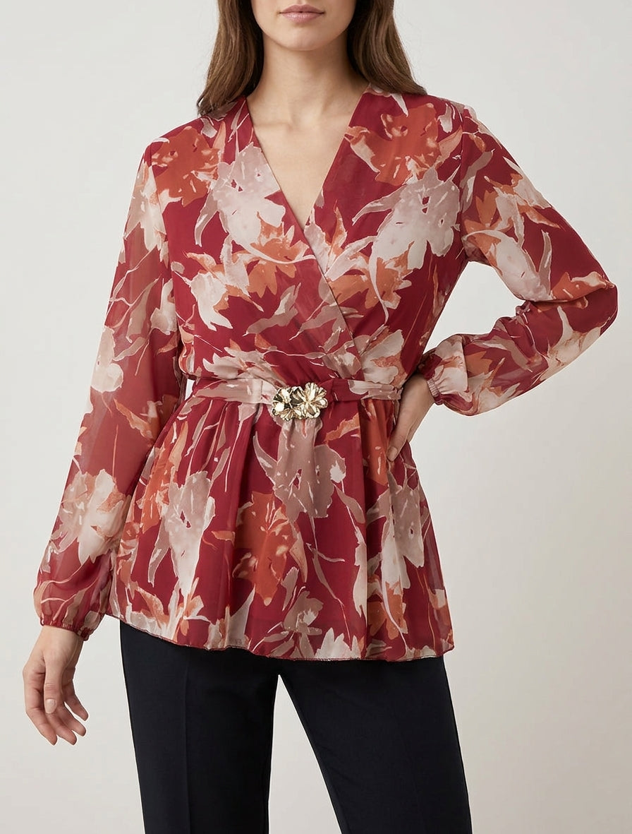 Top Wickelbluse mit abstraktem Blumenmuster und Blumenschmuck. - Rot