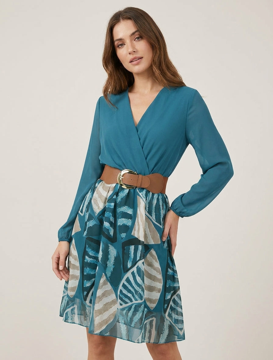Ausgestelltes Kleid mit abstraktem Blätterdruck - Entenblau