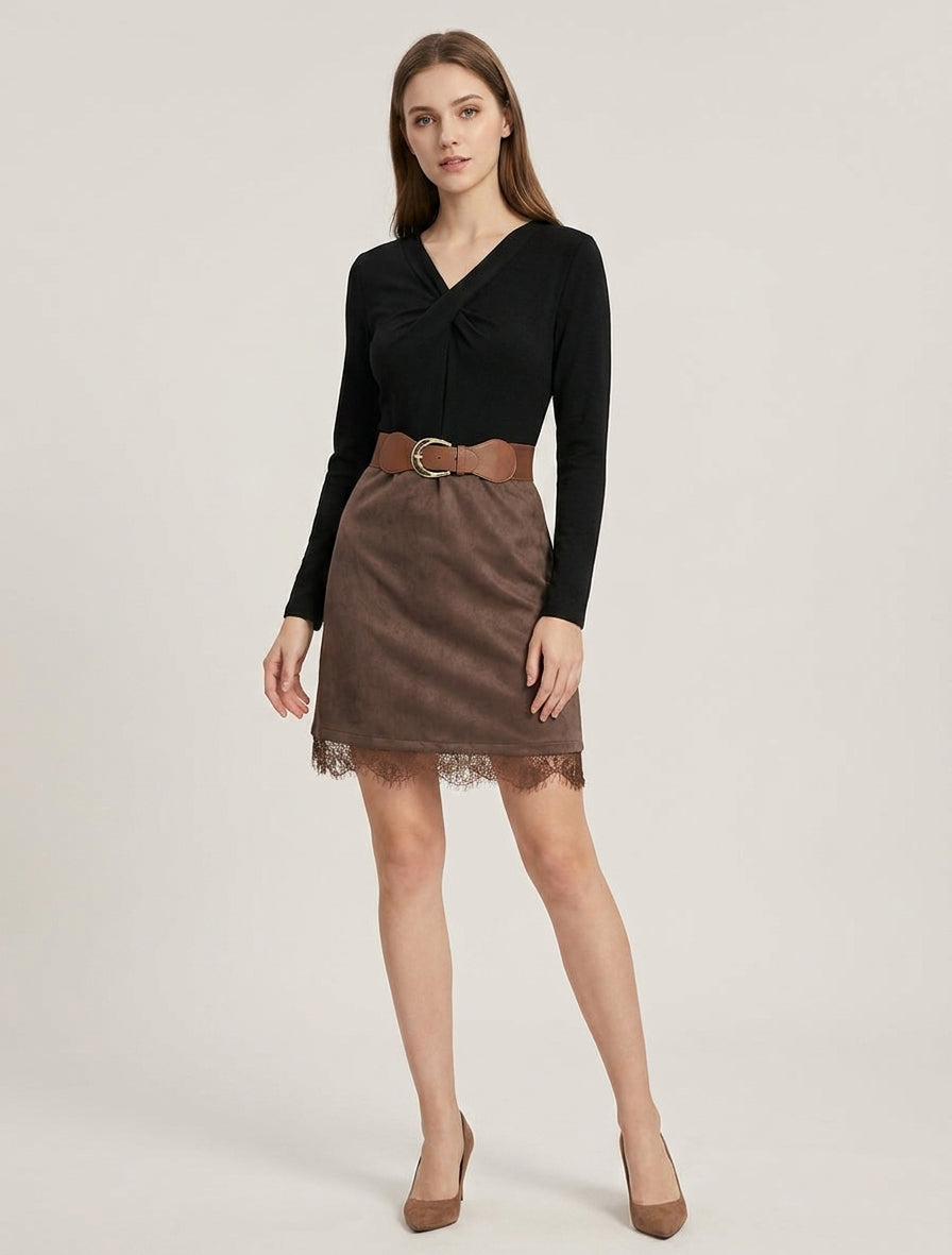 Gerades Strickkleid aus Wildleder mit Spitzenbesatz. - Schwarz/Braun