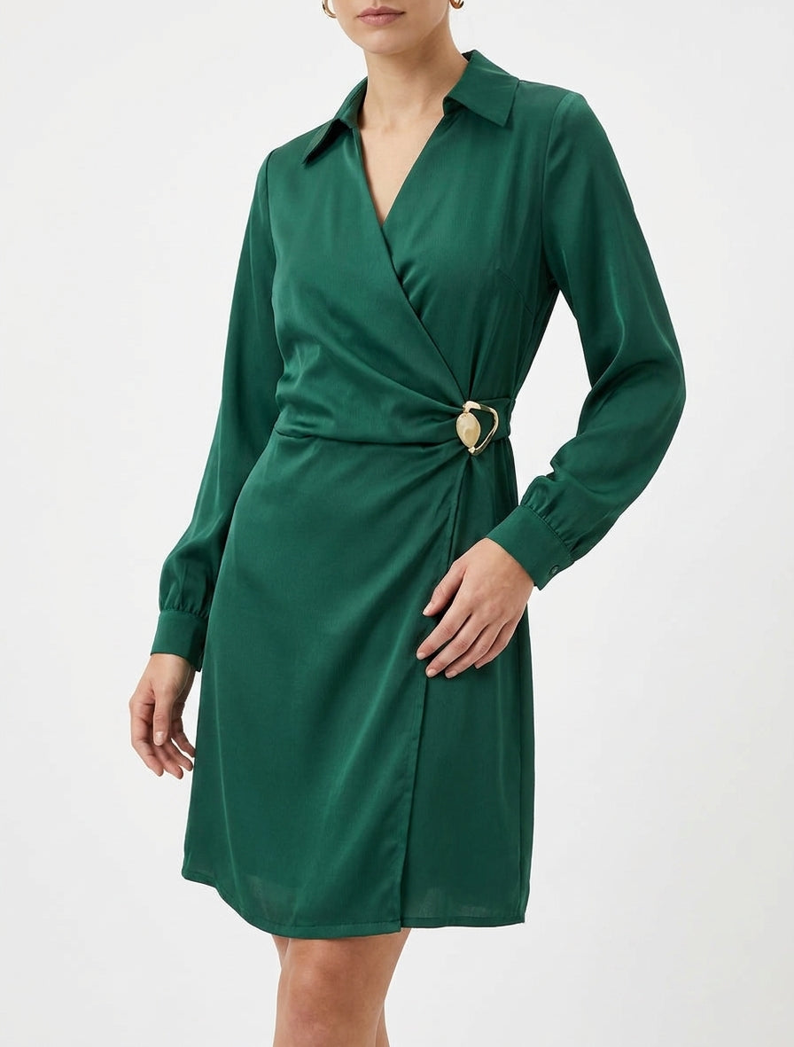 Wickelkleid aus Satin mit langen Ärmeln und Schmuck. - Smaragdgrün