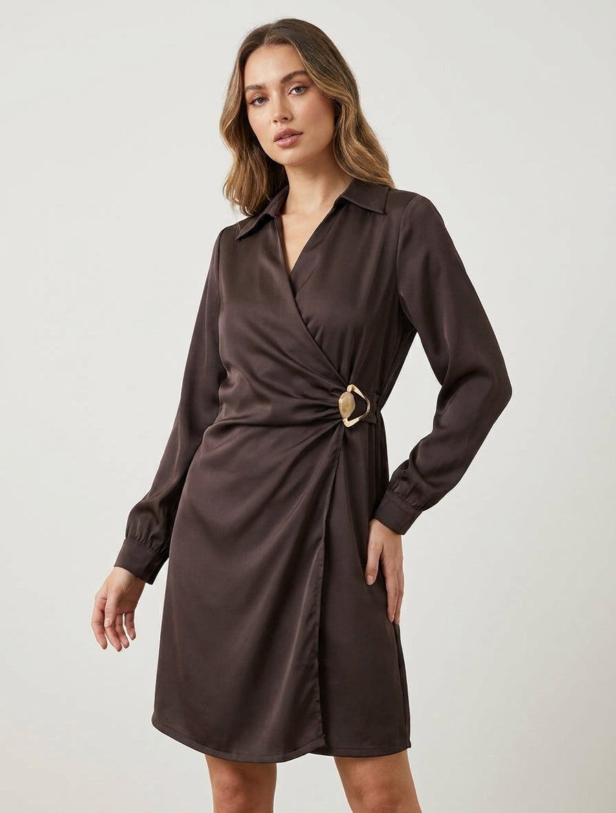 Wickelkleid aus Satin mit langen Ärmeln und Schmuck. - Braun