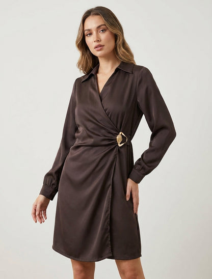 Wickelkleid aus Satin mit langen Ärmeln und Schmuck. - Braun