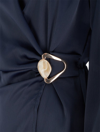 Robe portefeuille satinée à manches longues et bijou - Marine - 3