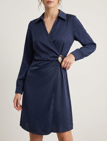 Wickelkleid aus Satin mit langen Ärmeln und Schmuck. - Marine