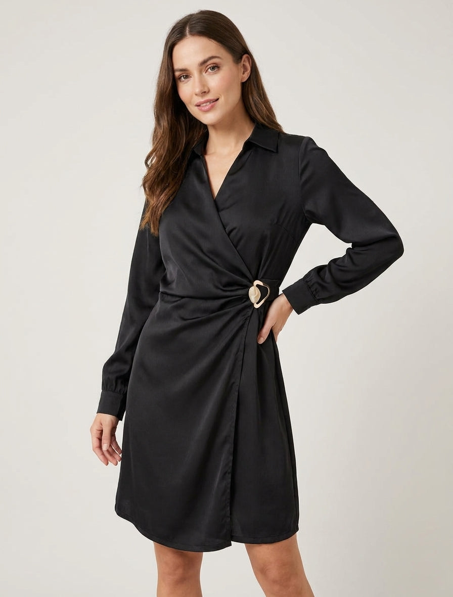 Wickelkleid aus Satin mit langen Ärmeln und Schmuck. - Schwarz