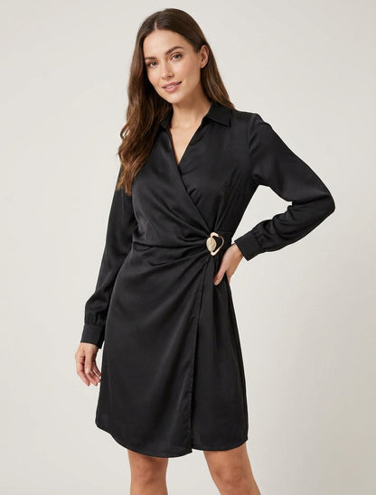 Wickelkleid aus Satin mit langen Ärmeln und Schmuck. - Schwarz