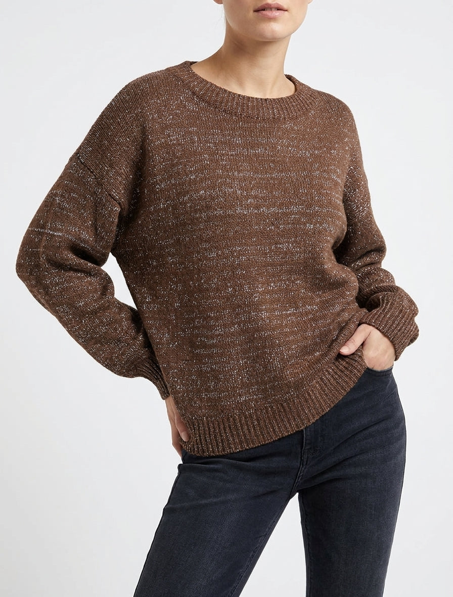 Weit geschnittener Pullover aus schimmerndem Strick mit Rundhalsausschnitt - Braun