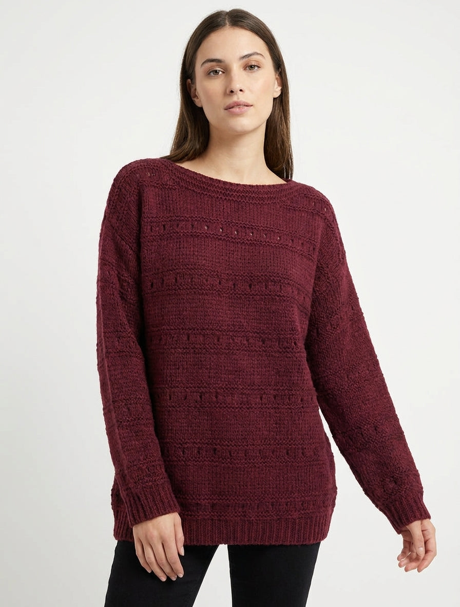 Weit geschnittener Pullover mit U-Boot-Ausschnitt aus Fantasie-Strick. - Weinrot