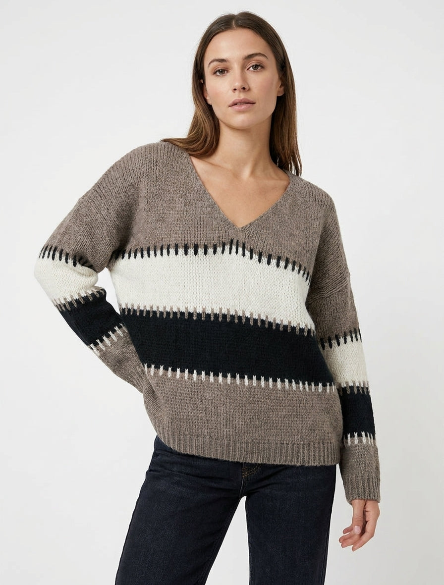 Weit geschnittener Pullover mit V-Ausschnitt und stilisierten Streifen. - Maulwurf