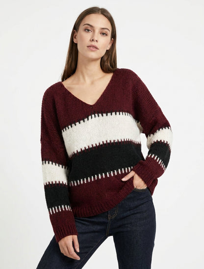 Weit geschnittener Pullover mit V-Ausschnitt und stilisierten Streifen. - Weinrot