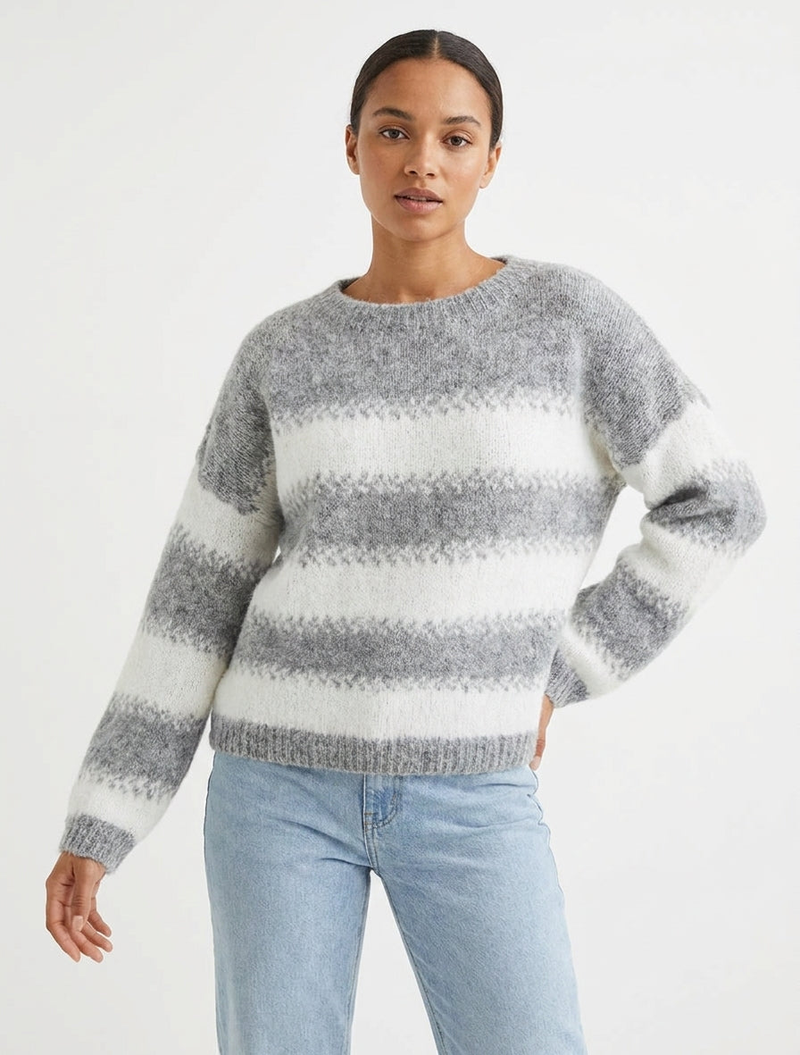 Weit geschnittener Pullover aus Wollmischung mit stilisierten Streifen - Hellgrau