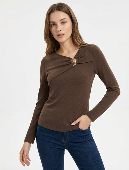 Feiner, gerader Pullover mit gerafftem Rundhalsausschnitt und Schmuck. - Braun