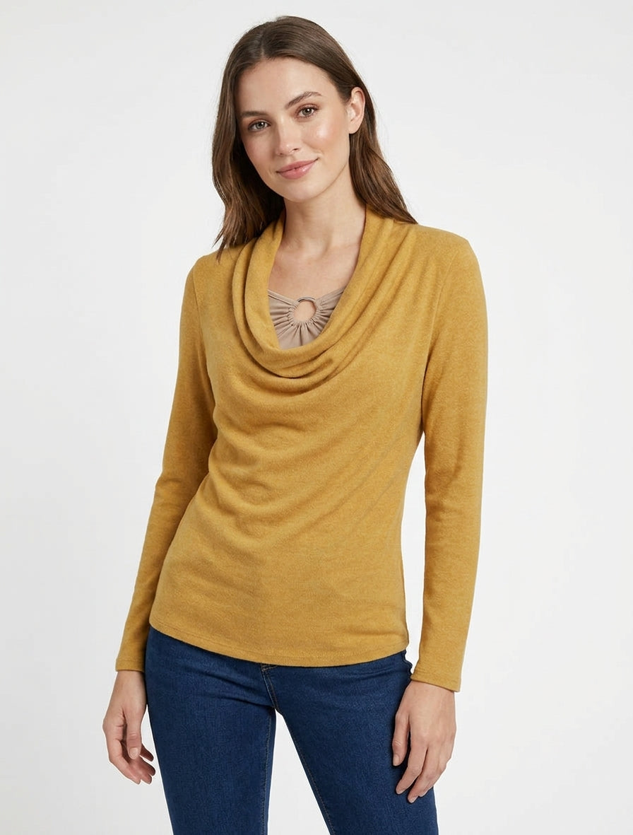 Gerader Pullover mit doppeltem Effekt, Wasserfallausschnitt und Schmuck. - Senf/Beige