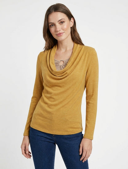 Gerader Pullover mit doppeltem Effekt, Wasserfallausschnitt und Schmuck. - Senf/Beige