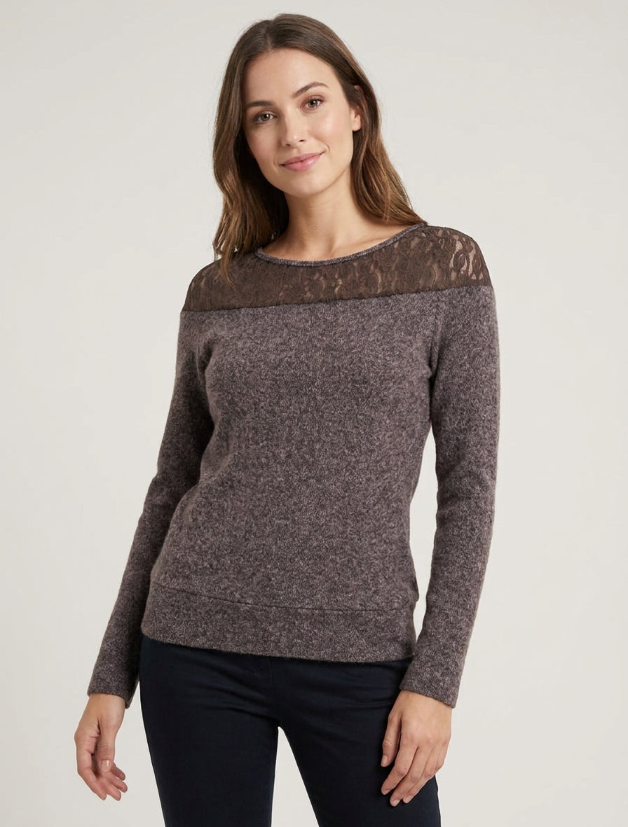 Gerader flauschiger Pullover mit Rundhalsausschnitt und Spitzeneinsatz. - Braun