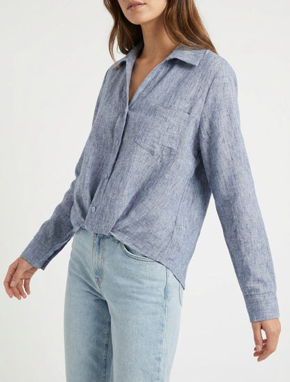 Weit geschnittene Bluse mit langen Ärmeln und aufgesetzter Tasche. - Blau