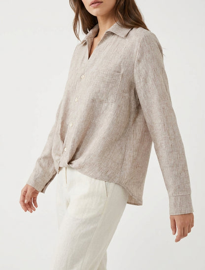 Weit geschnittene Bluse mit langen Ärmeln und aufgesetzter Tasche. - Beige