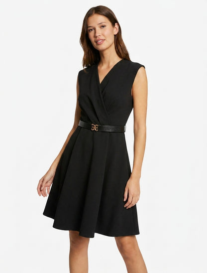 Ärmelloses Skaterkleid mit Wickelausschnitt - Schwarz