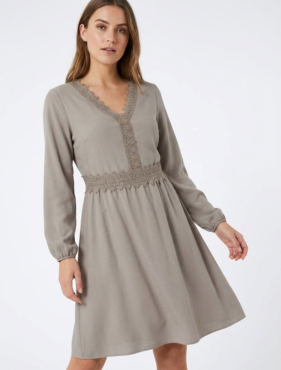 Ausgestelltes einfarbiges Kleid mit langen Ärmeln und Spitze - Maulwurf
