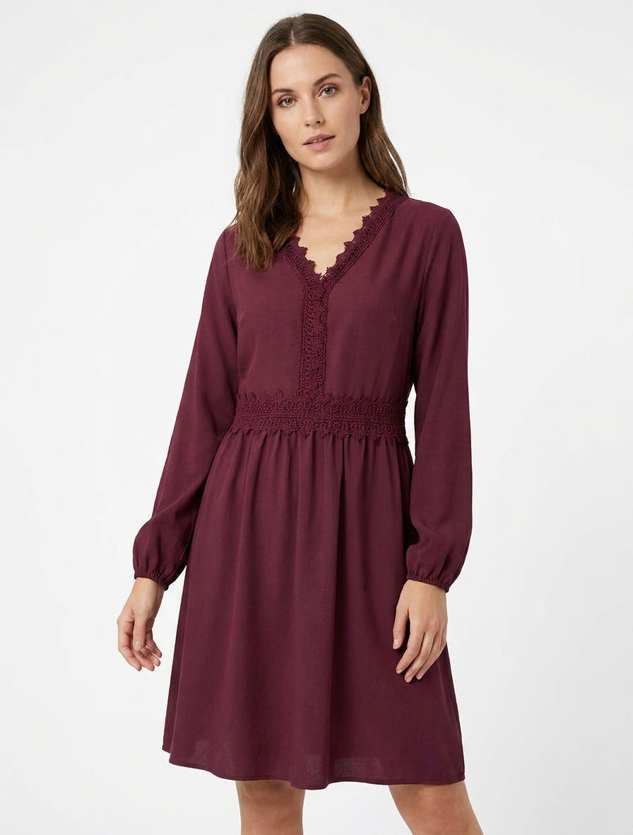 Ausgestelltes einfarbiges Kleid mit langen Ärmeln und Spitze - Weinrot