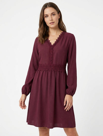 Ausgestelltes einfarbiges Kleid mit langen Ärmeln und Spitze - Weinrot