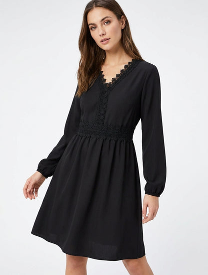 Ausgestelltes einfarbiges Kleid mit langen Ärmeln und Spitze - Schwarz