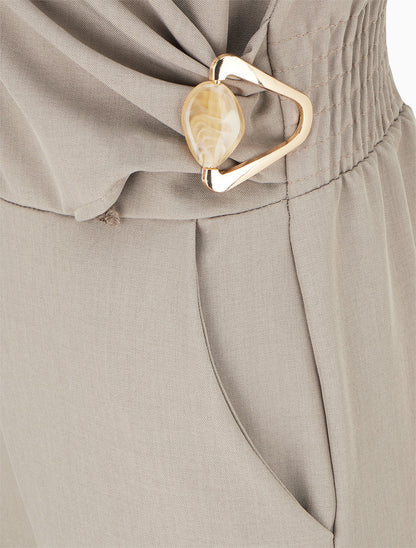 Combinaison ample à col cache-coeur effet drapé et bijou - Taupe - 3
