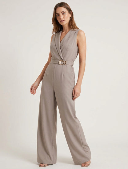 Gerader Overall mit Wickelkragen und Schmuck. - Maulwurf