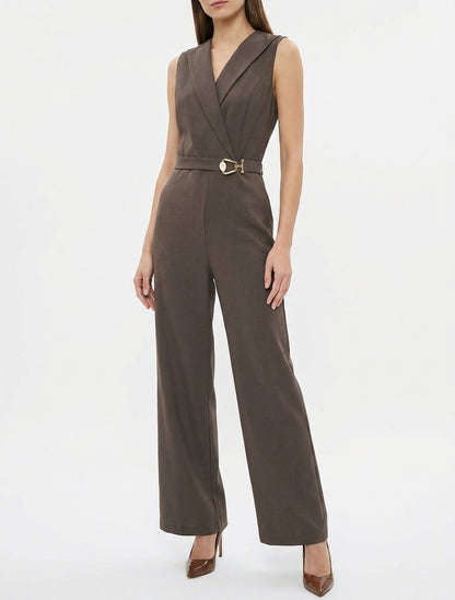 Gerader Overall mit Wickelkragen und Schmuck. - Braun