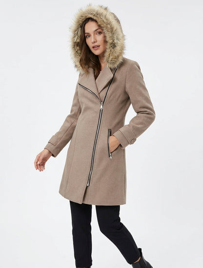 Langer Mantel mit asymmetrischem Reißverschluss und Fell an der Kapuze - Beige