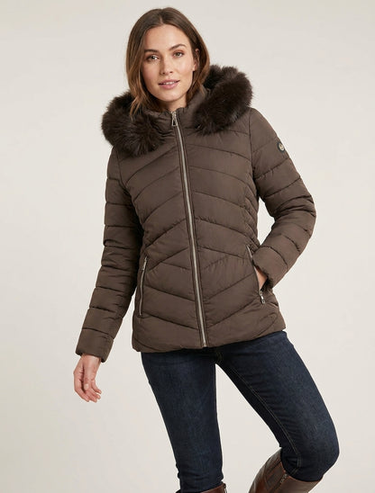 Taillierte Daunenjacke mit abnehmbarer Kapuze und Pelzbesatz. - Braun