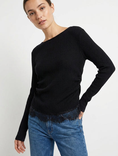 Gerippter Pullover mit Spitzenbesatz und gerafften Seiten. - Schwarz
