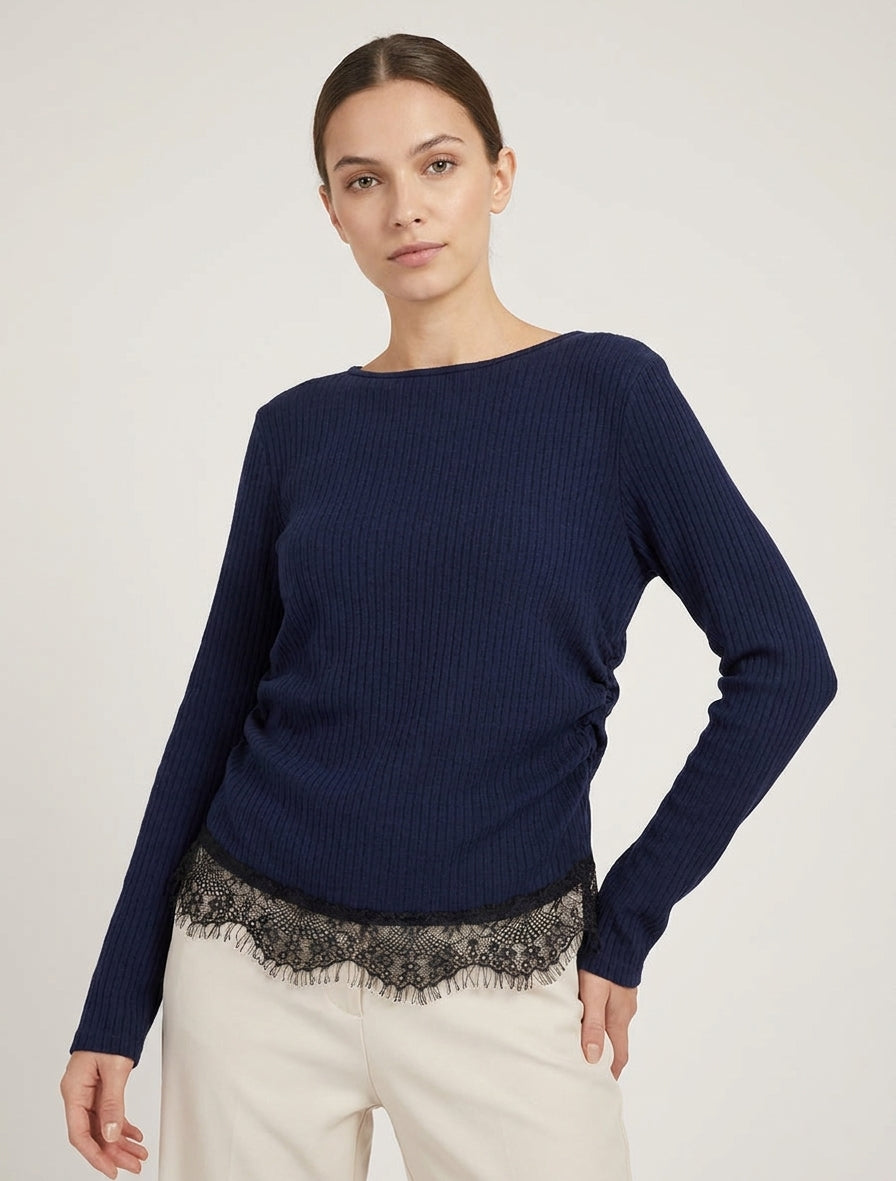 Gerippter Pullover mit Spitzenbesatz und gerafften Seiten. - Marine