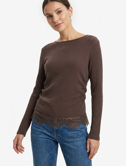 Gerippter Pullover mit Spitzenbesatz und gerafften Seiten. - Braun