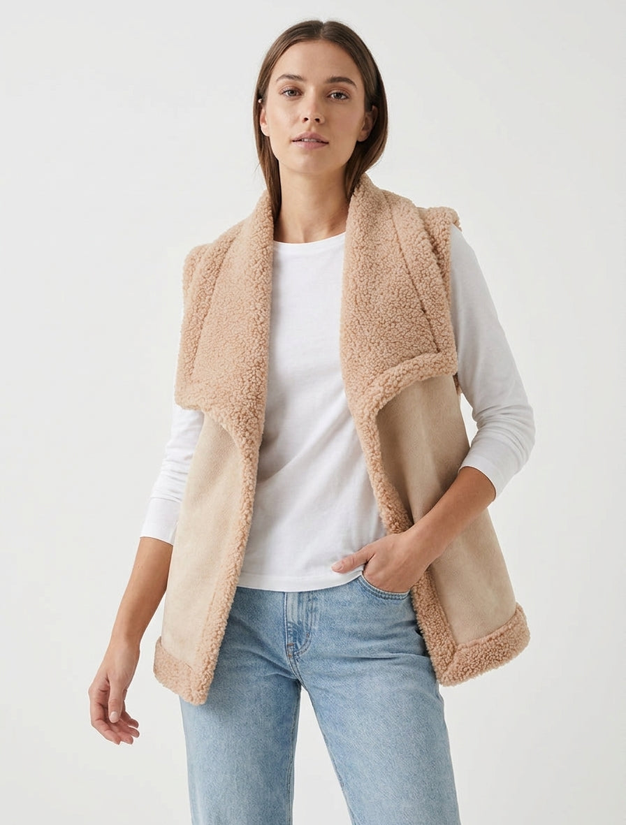 Ärmellose Jacke in Schaffelloptik - Beige