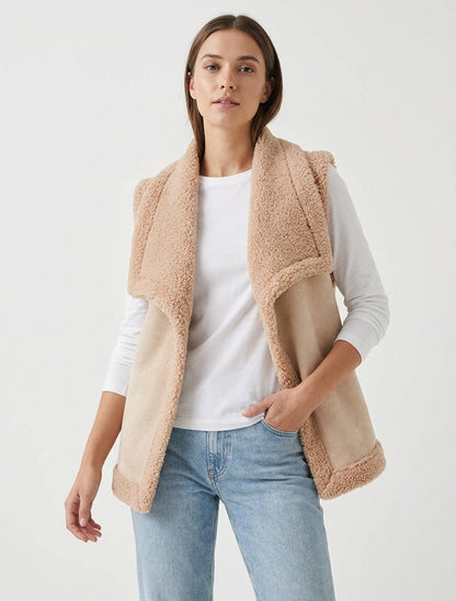 Ärmellose Jacke in Schaffelloptik - Beige