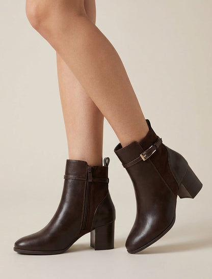 Stiefeletten mit Materialienmix und Riemen - Braun