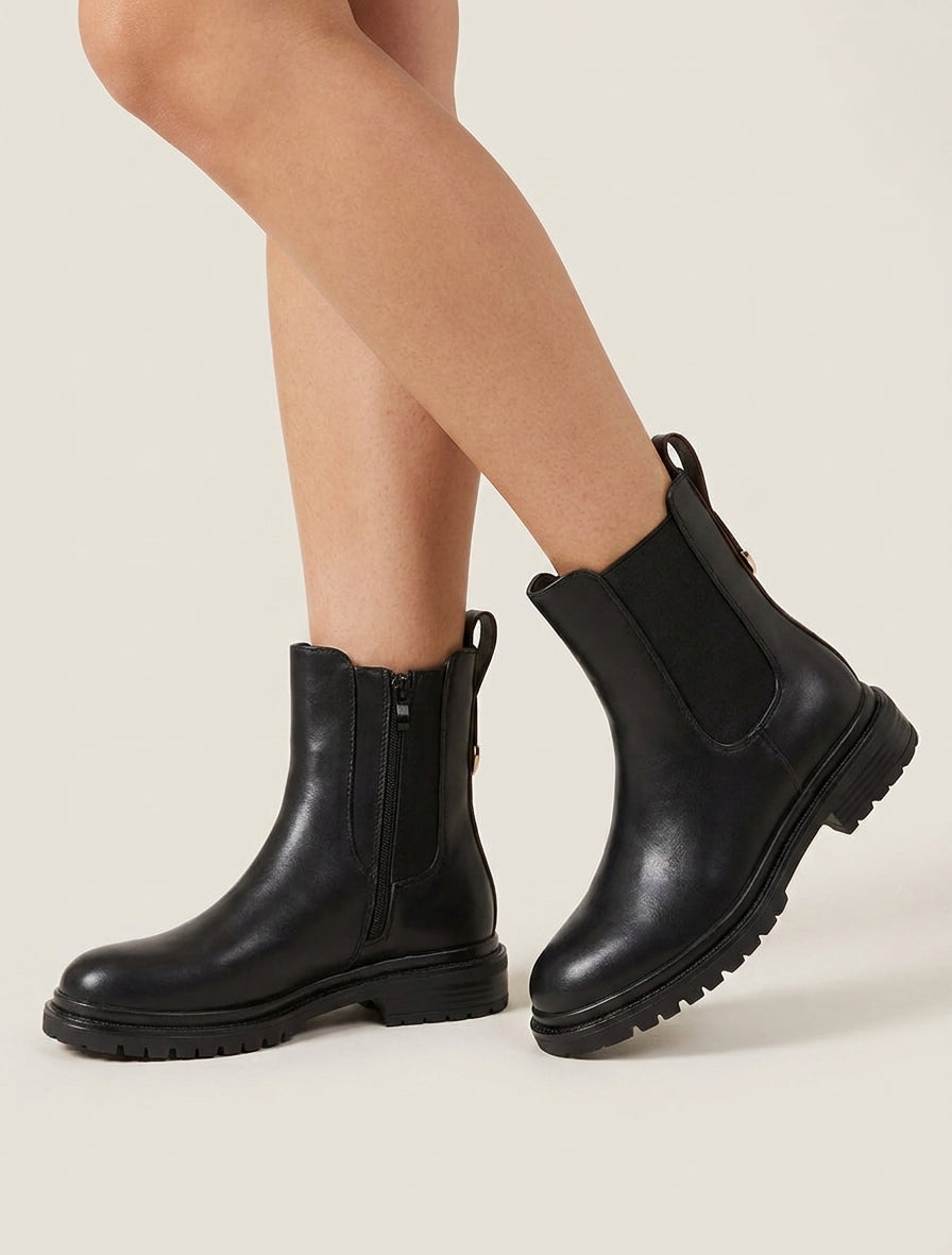 Chelsea-Stiefel mit stilisiertem Fersenstück - Schwarz/Braun