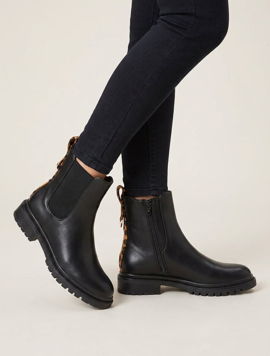 Chelsea-Stiefel mit stilisiertem Fersenstück - Schwarz/Leopard