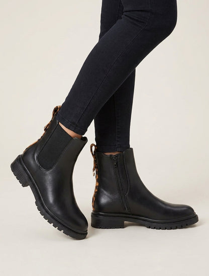 Chelsea-Stiefel mit stilisiertem Fersenstück - Schwarz/Leopard