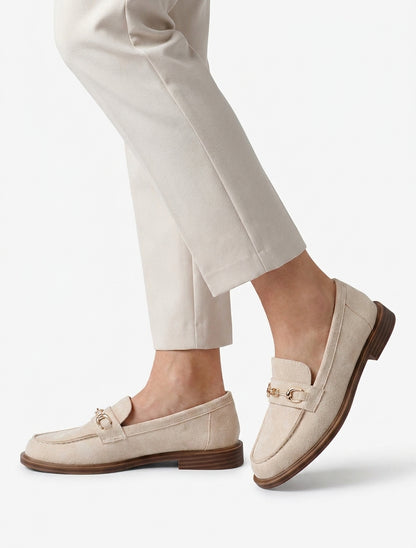 Mokassins aus Veloursleder mit Schmuckverzierung aus Metall - Beige