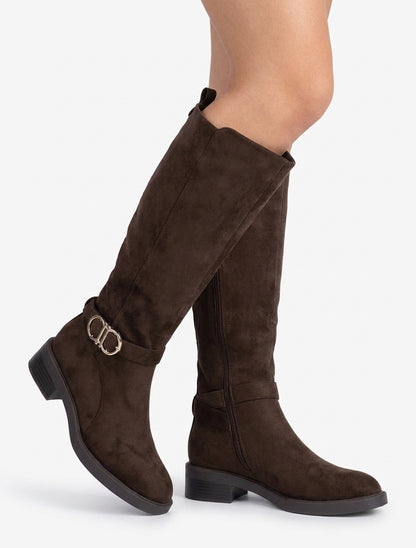 Stiefel aus Wildlederimitat mit Schnalle und runden Spitzen - Schokolade