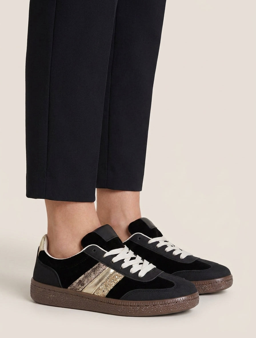 Sneaker mit Samteinsatz und strukturierter Sohle - Schwarz