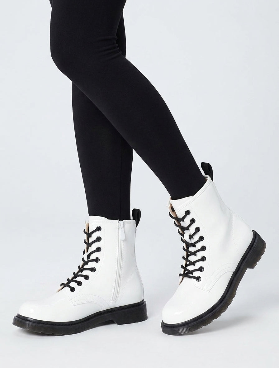 Lackstiefeletten mit Schnürsenkeln - Weiß