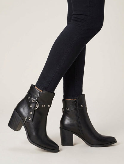 Spitz zulaufende Stiefeletten mit Riemen - Schwarz