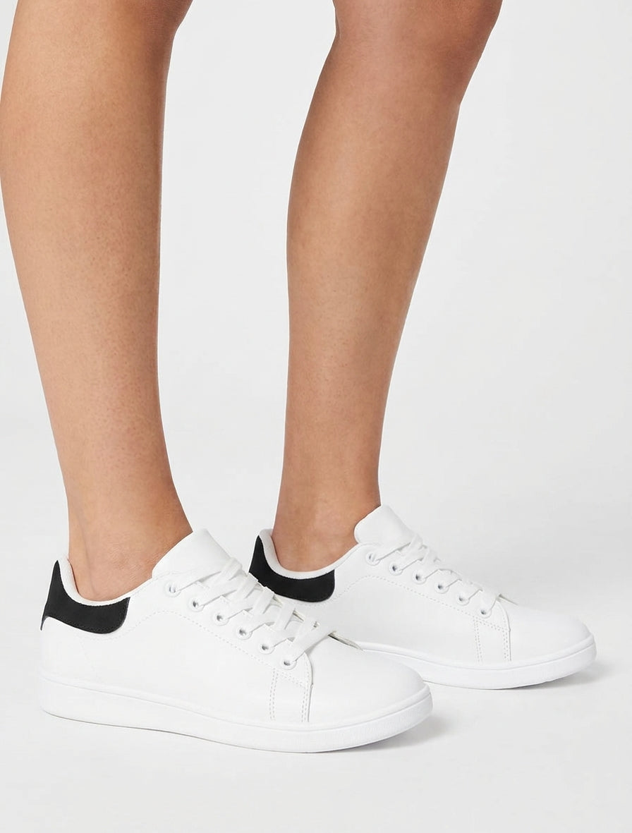 Basic-Sneaker mit kontrastierendem Ferseneinsatz - Schwarz/Weiß