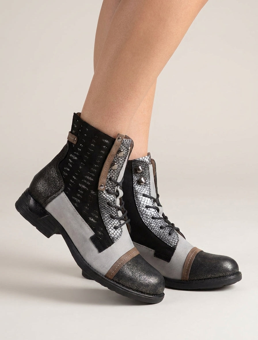 Irisierte Schnürstiefeletten mit Perforationen - Schwarz