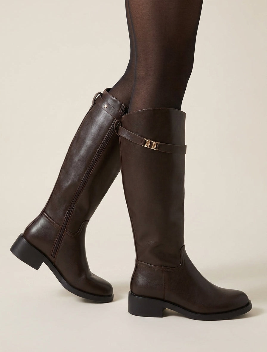 Stiefel aus Kunstleder mit dekorativem Riemen - Braun