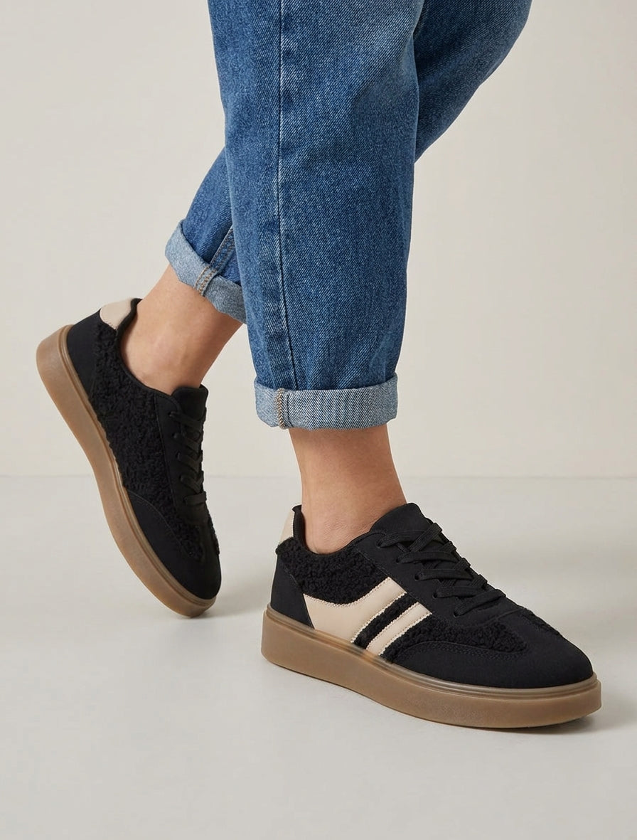 Turnschuhe mit Besätzen in Bouclé-Optik - Schwarz